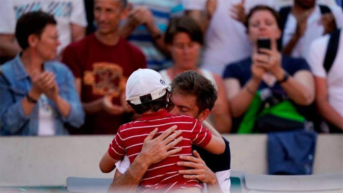 La perlita de Roland Garros: el retiro del tenis de Nicolás Mahut con el abrazo de su hijo