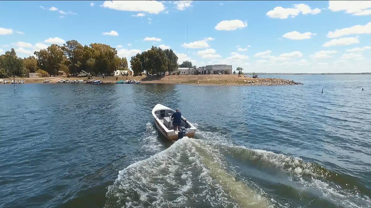 La pesca deportiva es el mayor atractivo de laguna Chasicó. Foto: Villarino Turismo.