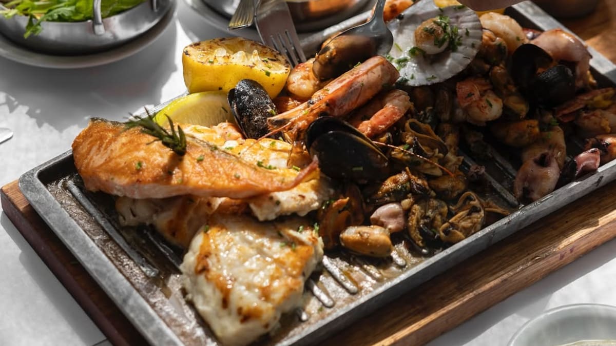 Desde pulpo español grillado hasta paella de langostinos: dónde queda la parada obligada de los amantes de la cocina de mar