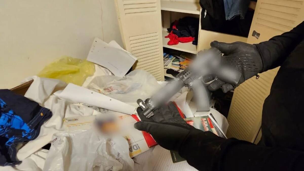 La PFA allanó a un menor de 16 años en Caballito que planeaba un tiroteo.