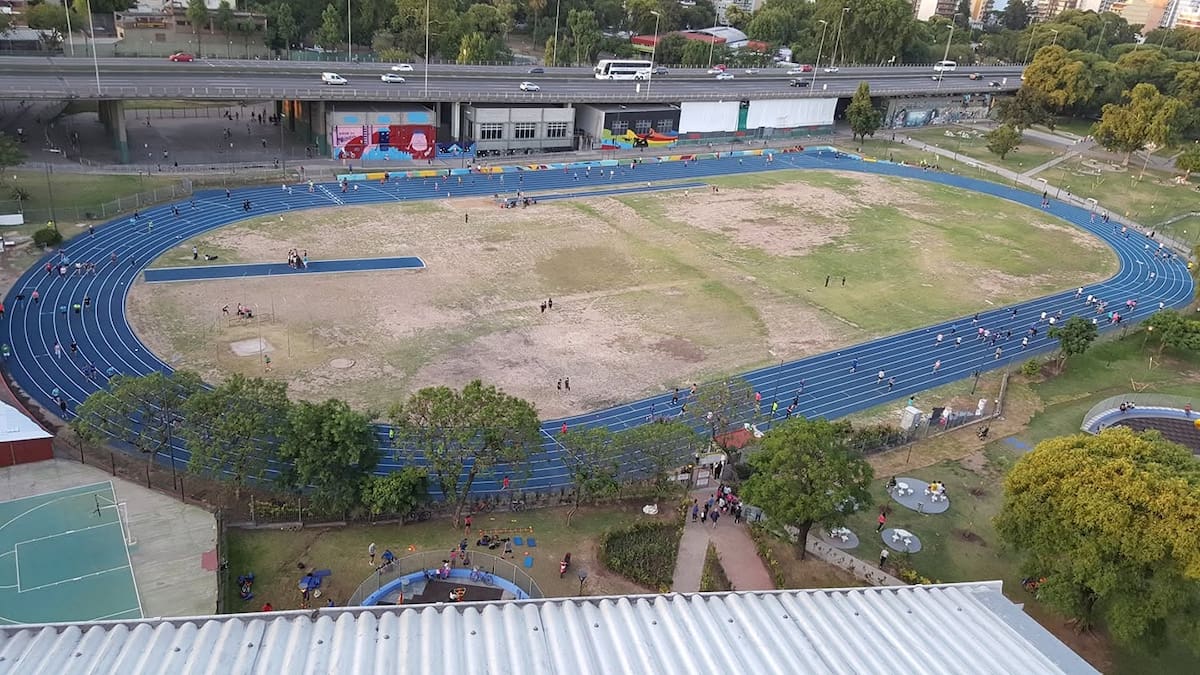 La pista de atletismo de Parque Chacabuco se prepara para una histórica renovación: cómo será la obra y cuánto durará