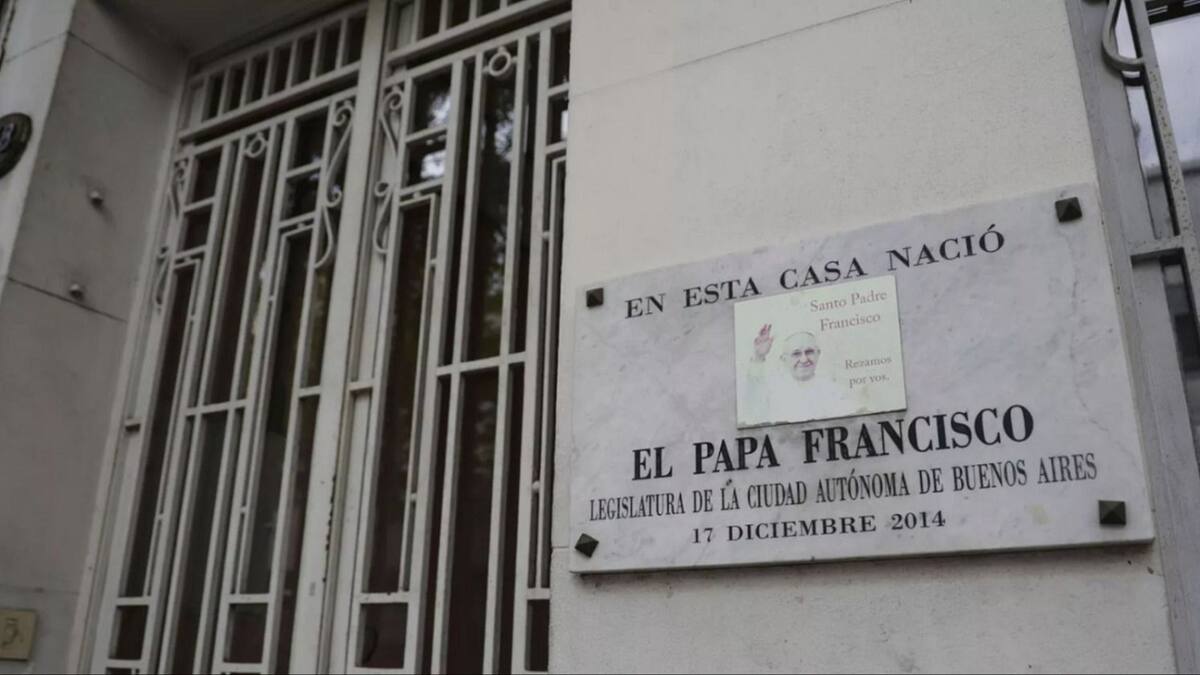 La placa que puso la Legislatura en honor al papa Francisco. Foto: El Destape.