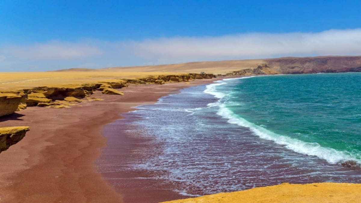 La Playa Roja, en la Reserva Nacional de Paracas. Foto: Paracas.net.
