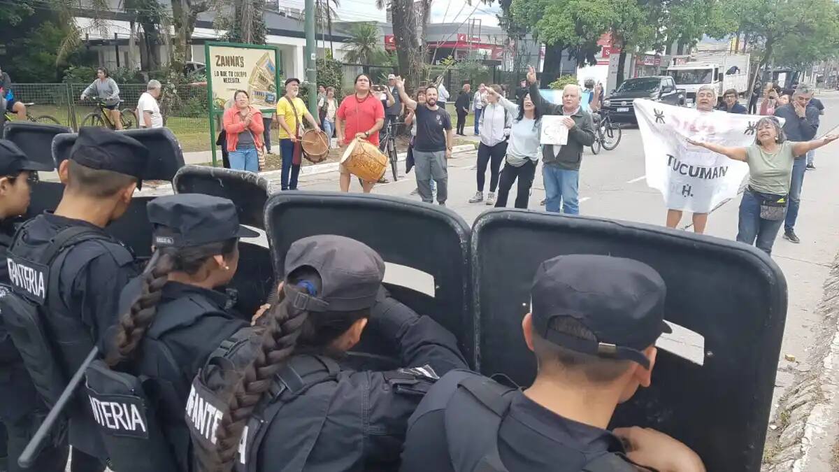 Un grupo de personas repudió la llegada de Milei a Tucumán.