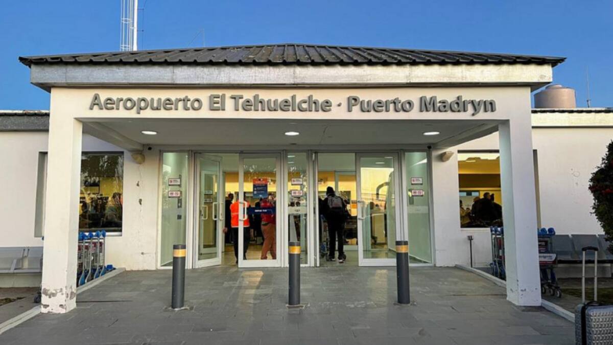 La Policía desalojó el lugar y los pasajeros debieron esperar afuera. Foto: redes sociales.