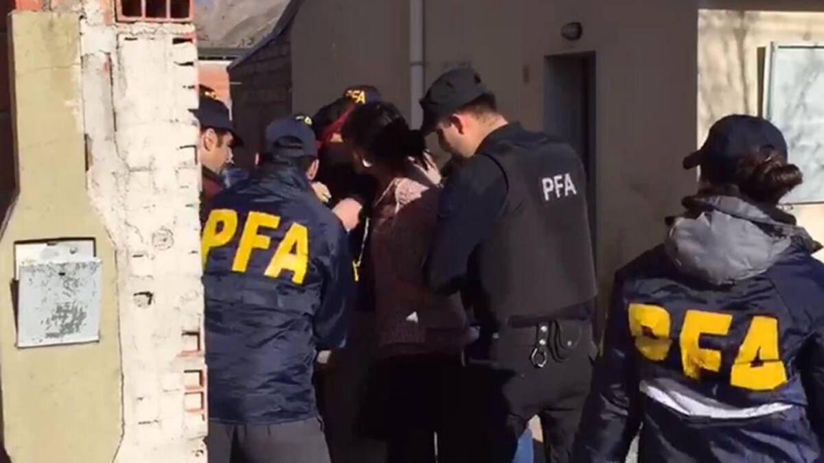 La policía llevó a Facundo Jones Huala a la cárcel en medio de gritos y forcejeos