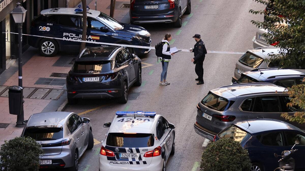 La policía trabaja en el lugar donde Alejo Vidal - Quadras , expresidente del Partido Popular en Cataluña, recibió un disparo en la cara, en Madrid. Foto: Reuters.