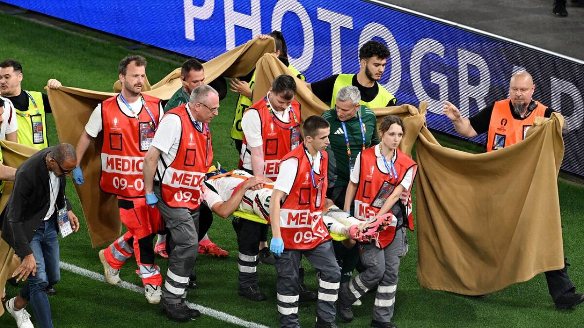 Susto en la Eurocopa: un futbolista de Hungría fue retirado en camilla tras quedar inconsciente