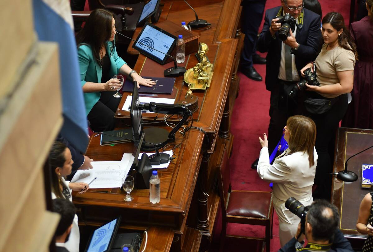 Toma de juramento de los senadores electos.