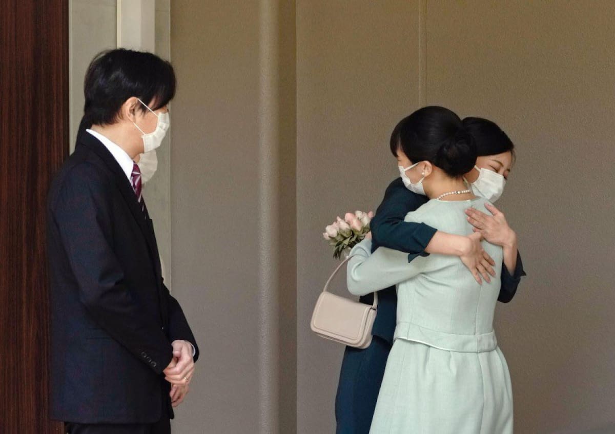 La princesa Kako abraza a su hermana la princesa Mako justo antes de su partida para su matrimonio con Kei Komuro. Foto: X / @rwthofficial.