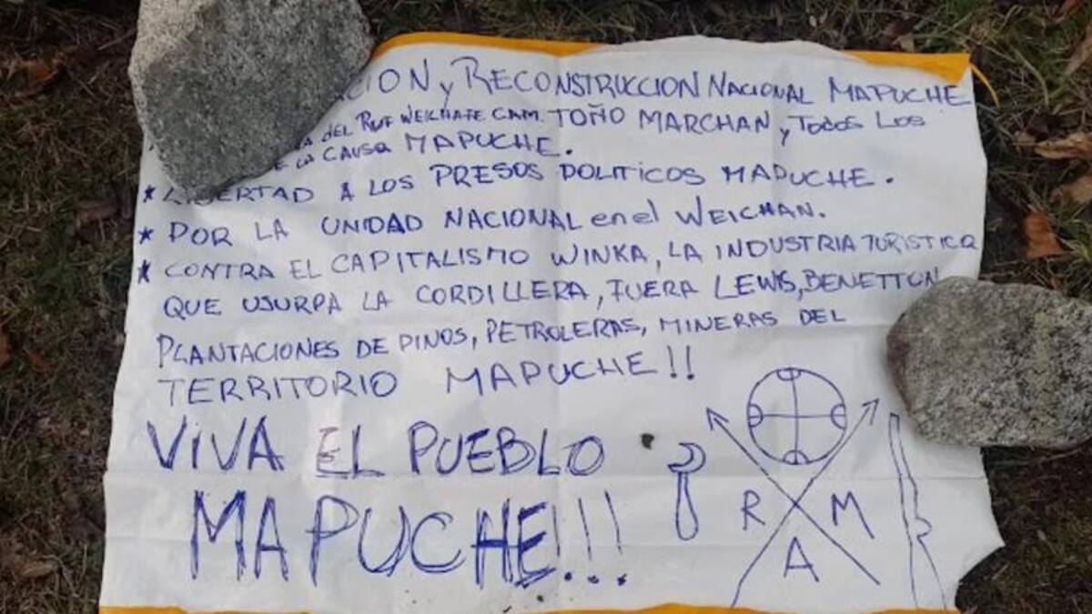 La proclama hallada en el lugar del ataque. Foto: NA.