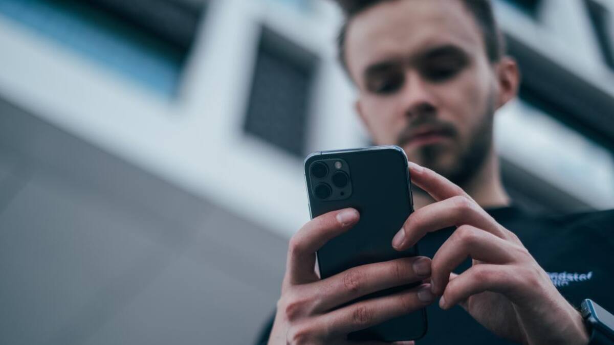 La psicología sostiene que, en los seres humanos, existe una tendencia natural a la negatividad. Fuente: Unsplash.