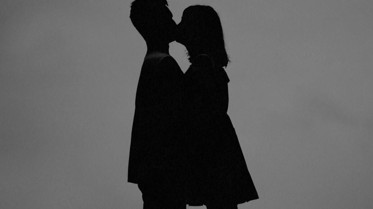 La ciencia responde: ¿cuál es la explicación detrás del deseo de besarnos?