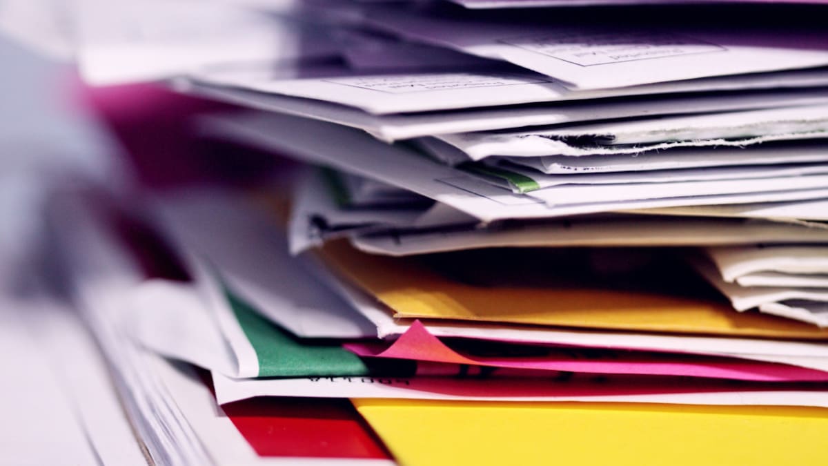 La regla de oro para los papeles es "tirar todo" aquello que no sirva más. Foto: Unsplash.