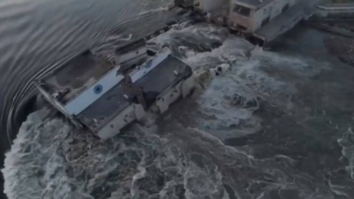 La represa de Kavojka destruida tras el ataque de este martes. Foto: Reuters.