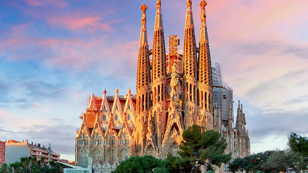 La iglesia más bonita del mundo está en Barcelona: la increíble obra de Gaudí que deslumbra a millones de turistas