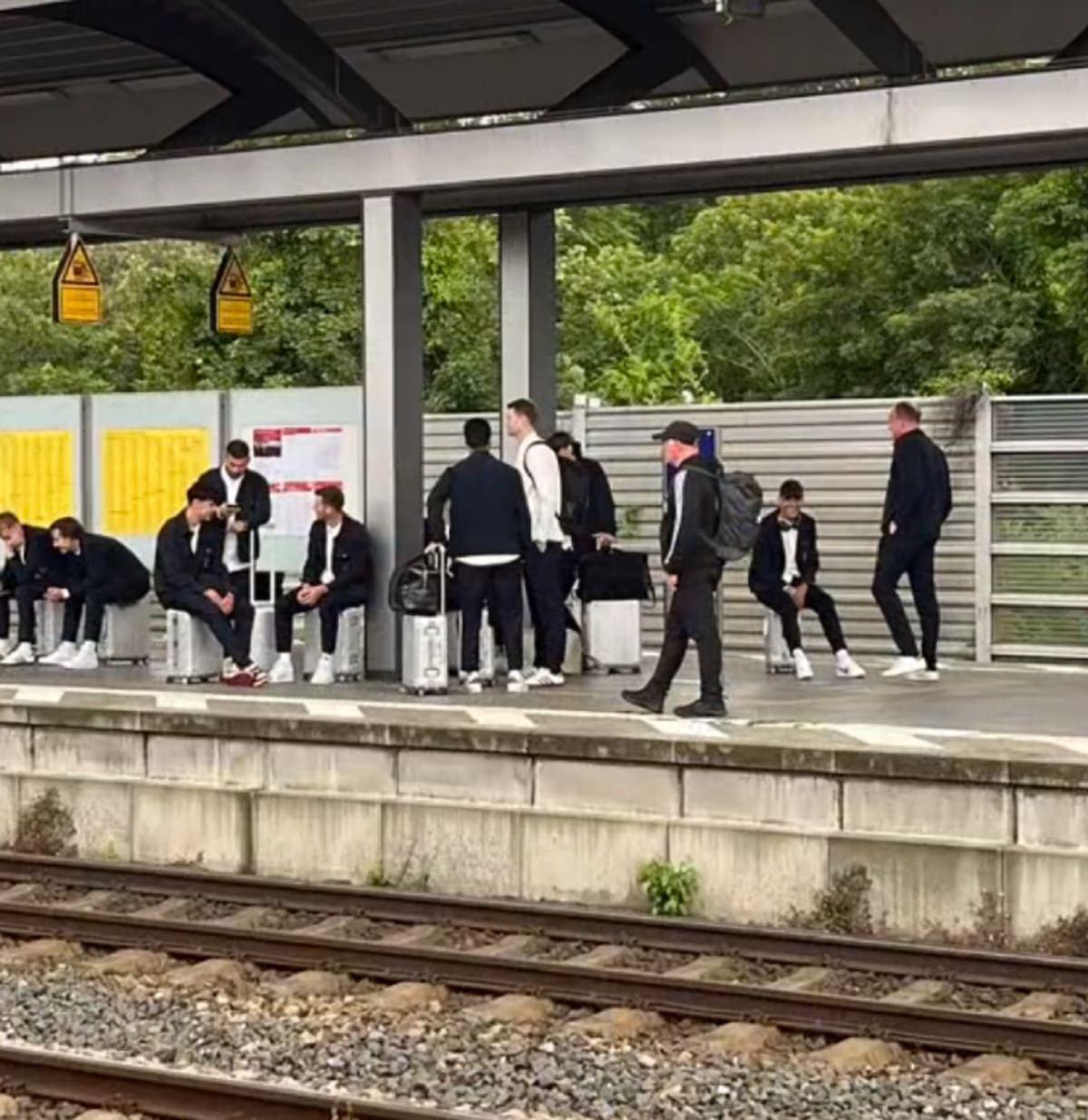 La Selección de Alemania esperando el tren para llegar a la cancha. Foto: X.