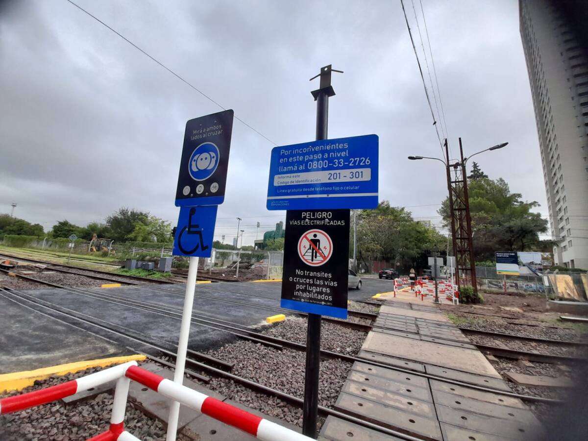 La señalización en el nuevo cruce de las vías en la calle Martín de Gainza. Foto: Ezequiel Alippe.