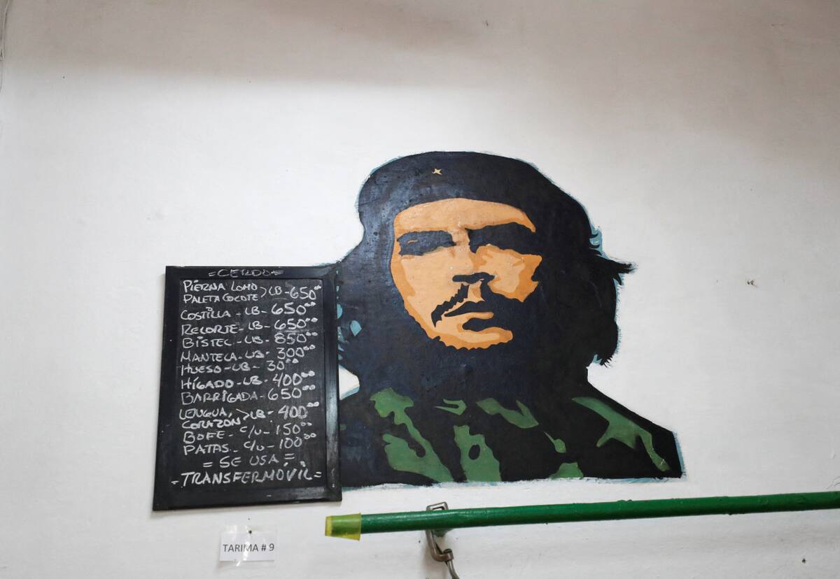 La tabla de precios de una carnicería en Cuba. Foto: Reuters