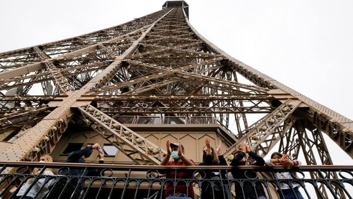 La Torre Eiffel reabrió al público tras ocho meses de cierre por la pandemia, Reuters.