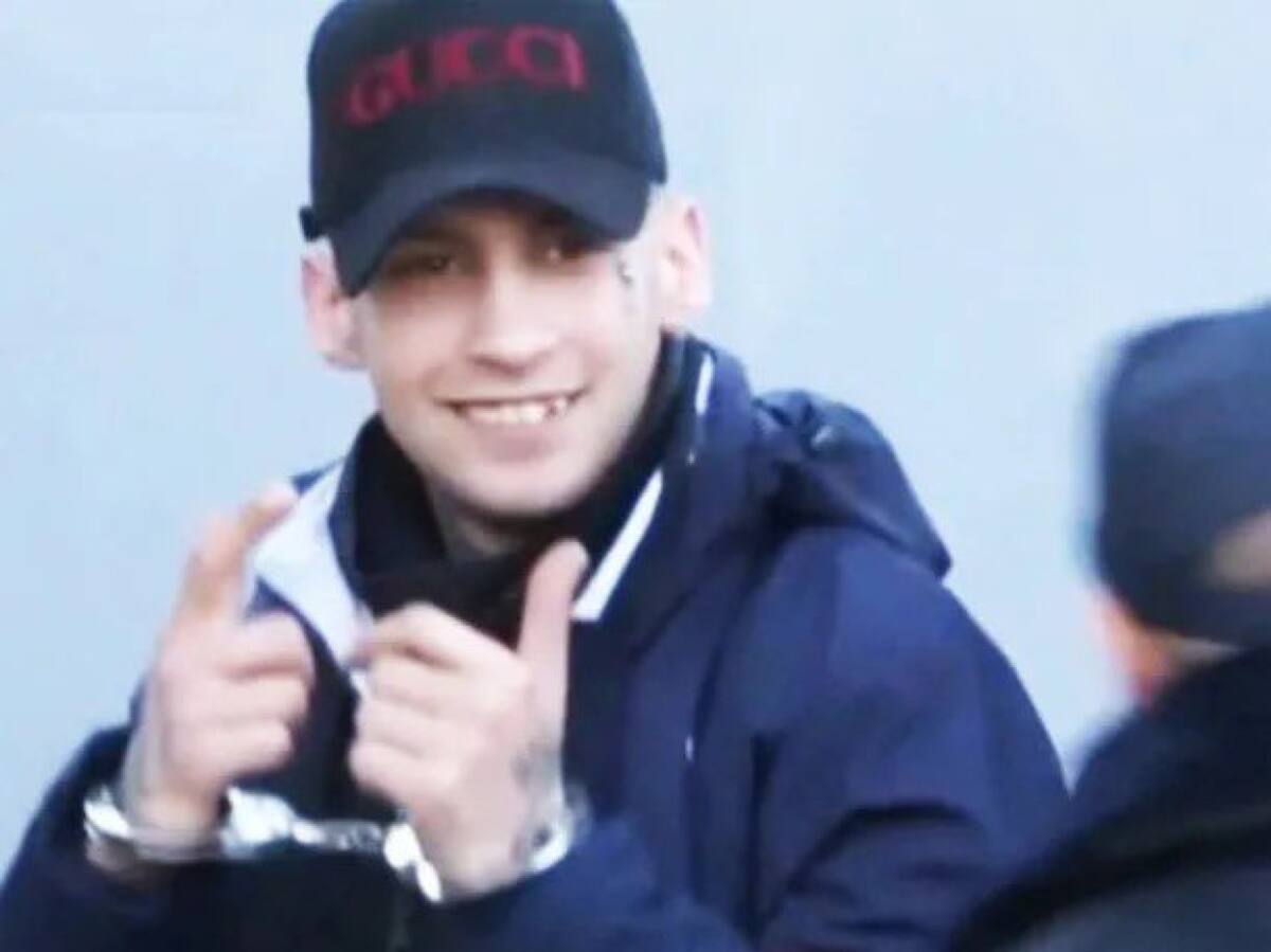 La última imagen difundida de L-Gante, esposado y sonriente. Foto: captura de pantalla.