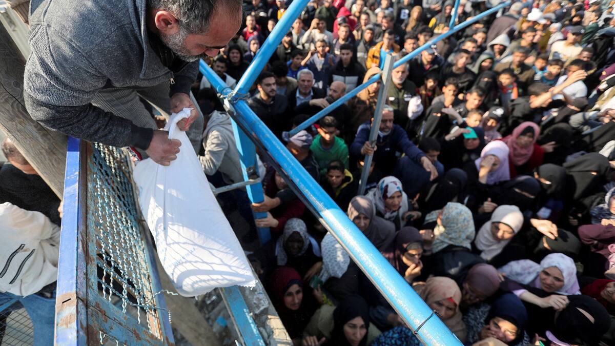 La UNRWA entrega bolsas de harina a gazatíes. Foto: Reuters.