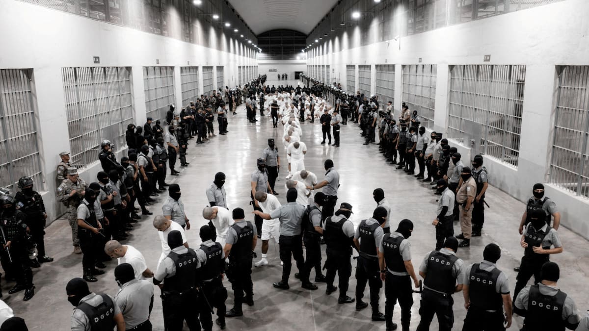 Migrantes deportados a El Salvador. Foto: REUTERS.