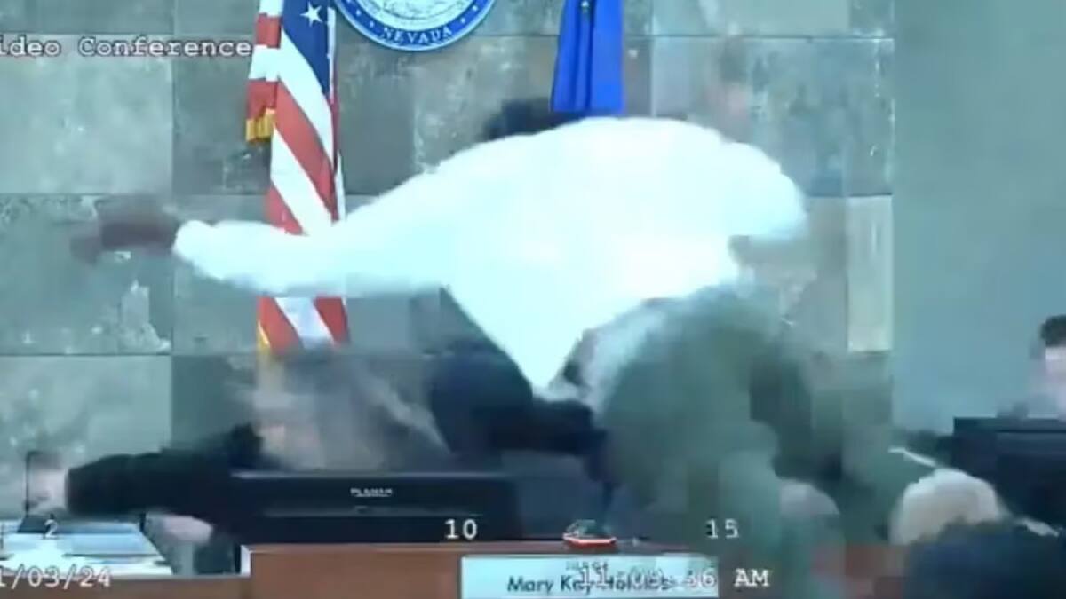 Tenso momento en un tribunal de EEUU: un hombre atacó a la jueza que le negó la libertad condicional