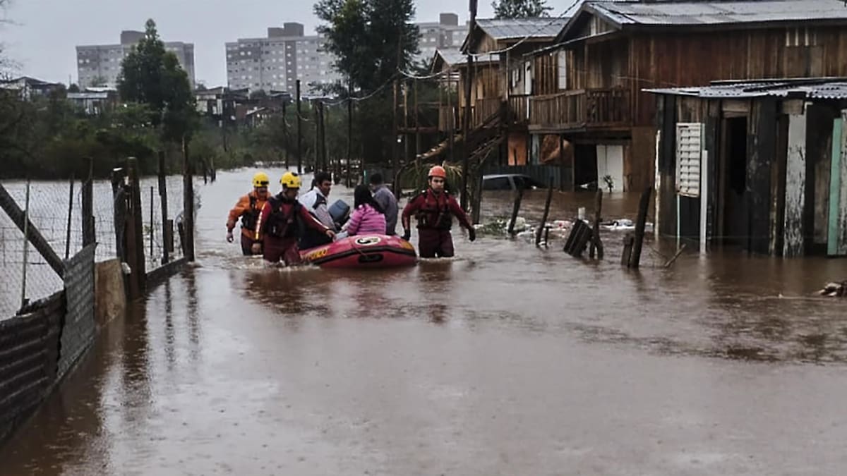Labores de rescate tras paso de ciclón en sur de Brasil. EFE