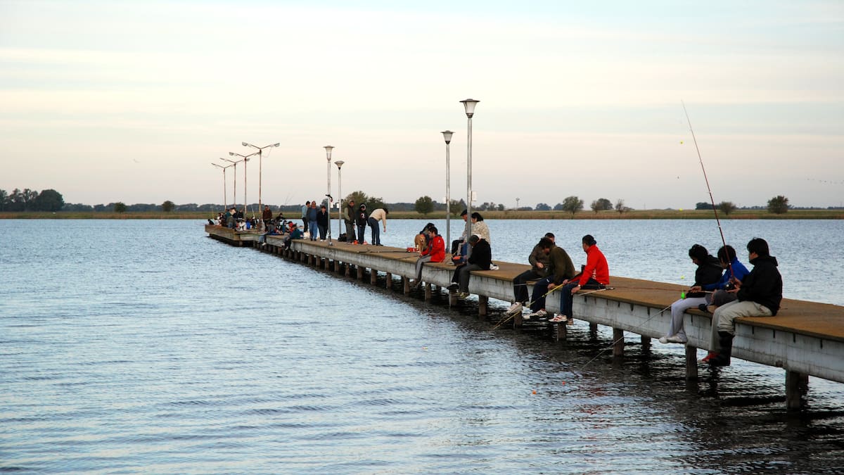 Tiene laguna y escuela de pesca: el destino bonaerense ideal para pescar pejerreyes en familia