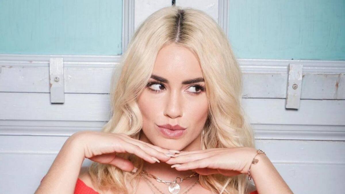 Lali Espósito "beboteando" frente al espejo