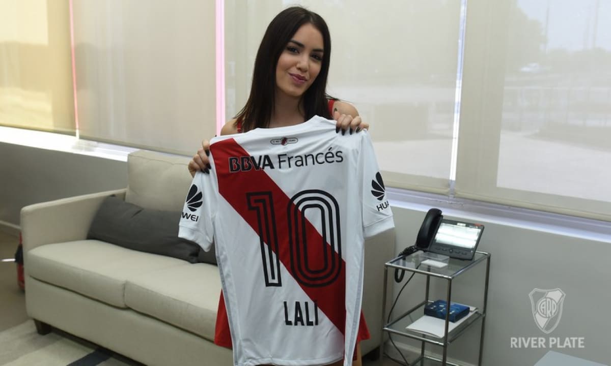 Lali Espósito con la camiseta de River Plate. Foto: River Plate.