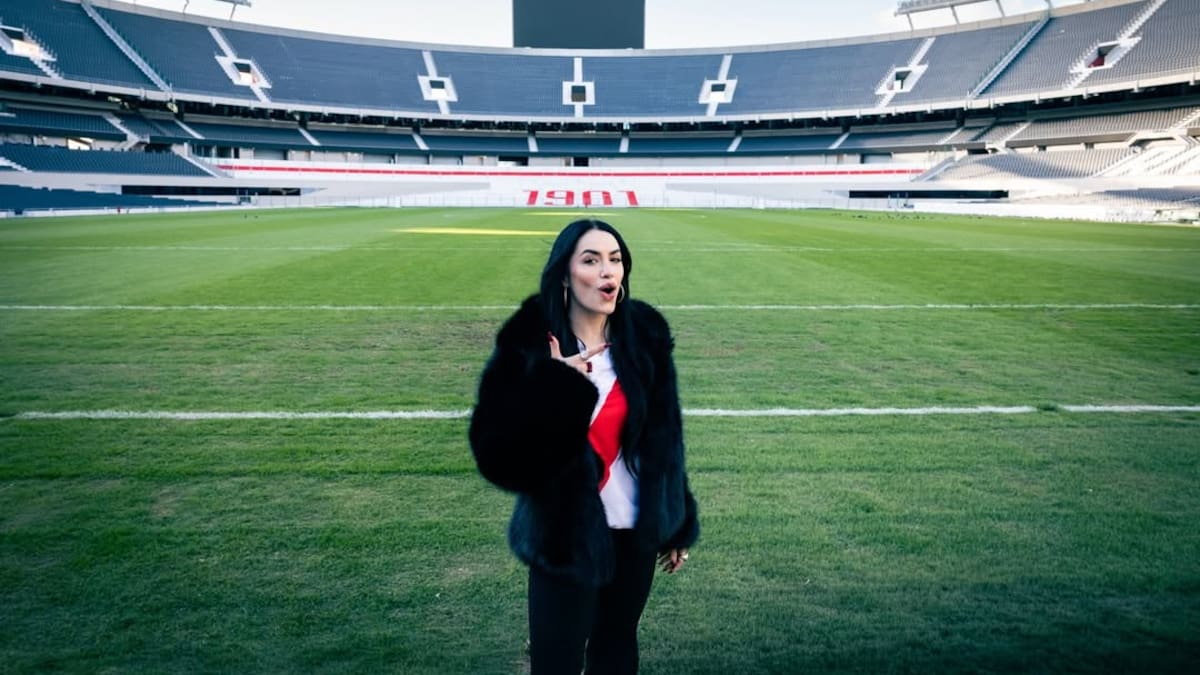 Lali se mostró con la camiseta de River y palpita los shows más importantes de su carrera en el Monumental