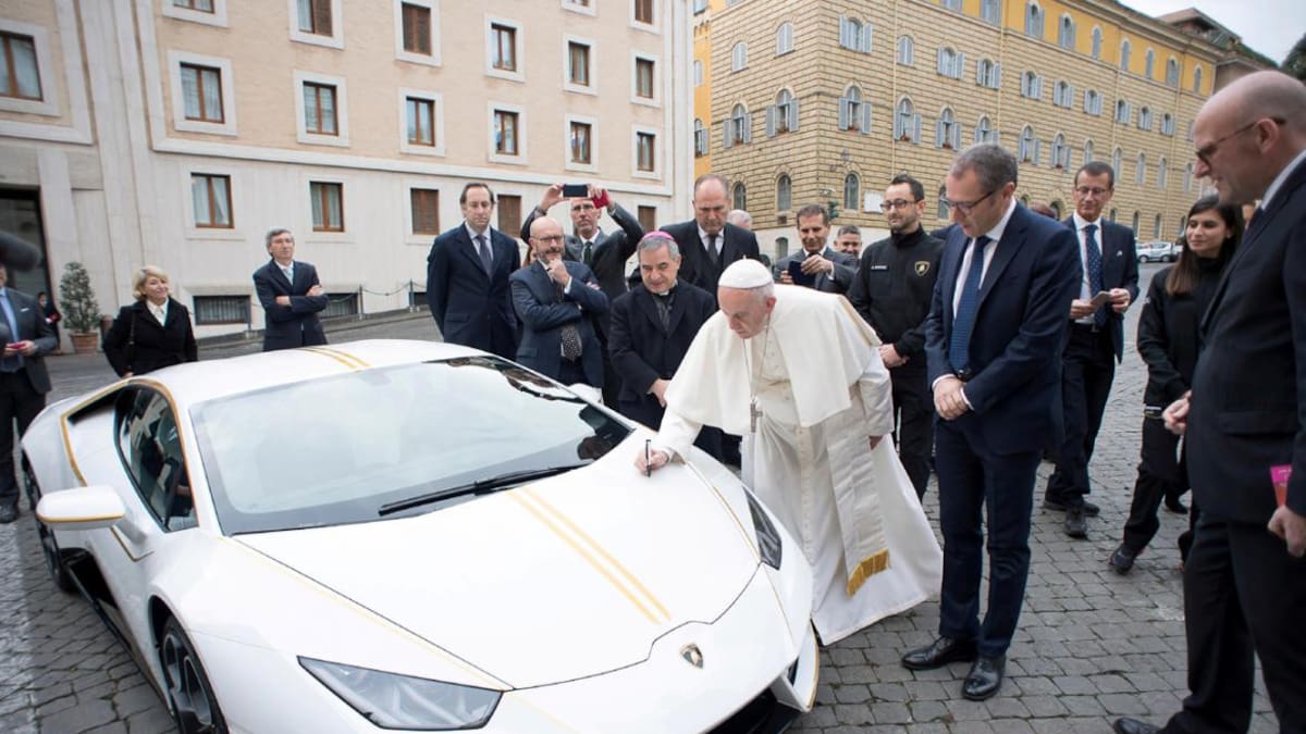 Lamborghini firmado por el Papa (Reuters)