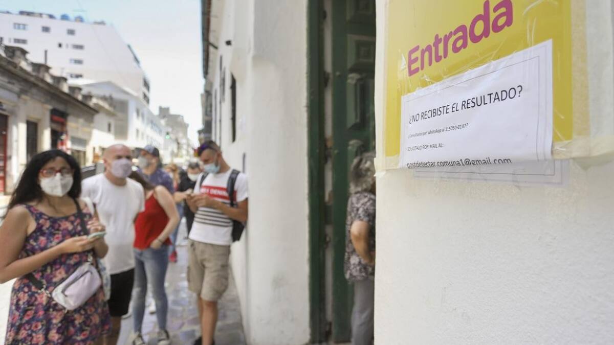 Largas colas para hisoparse en la Ciudad de Buenos Aires. NA.