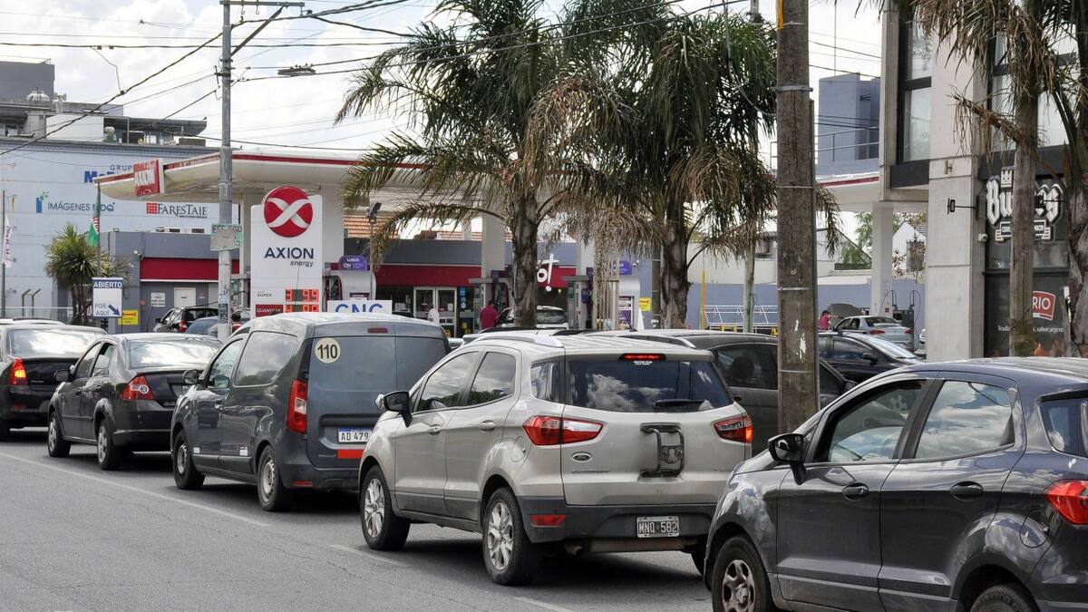 Largas filas para cargar combustible. Foto: NA.