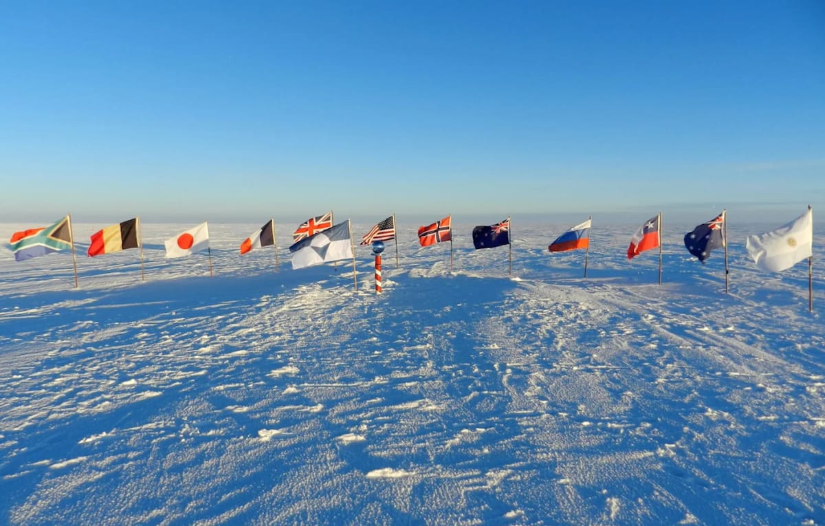 Las banderas de los países que firmaron el Tratado Antártico. Foto: globalstudies