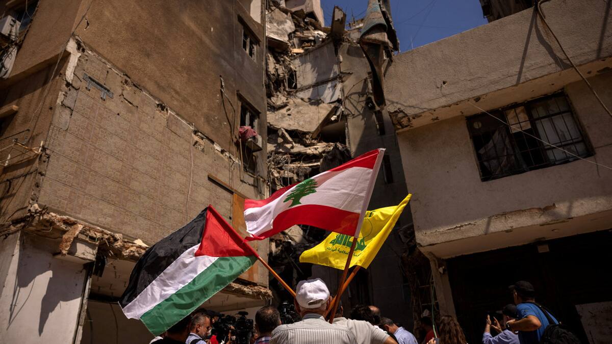 Las banderas de Palestina, Líbano y Hezbollah. Foto: Reuters.