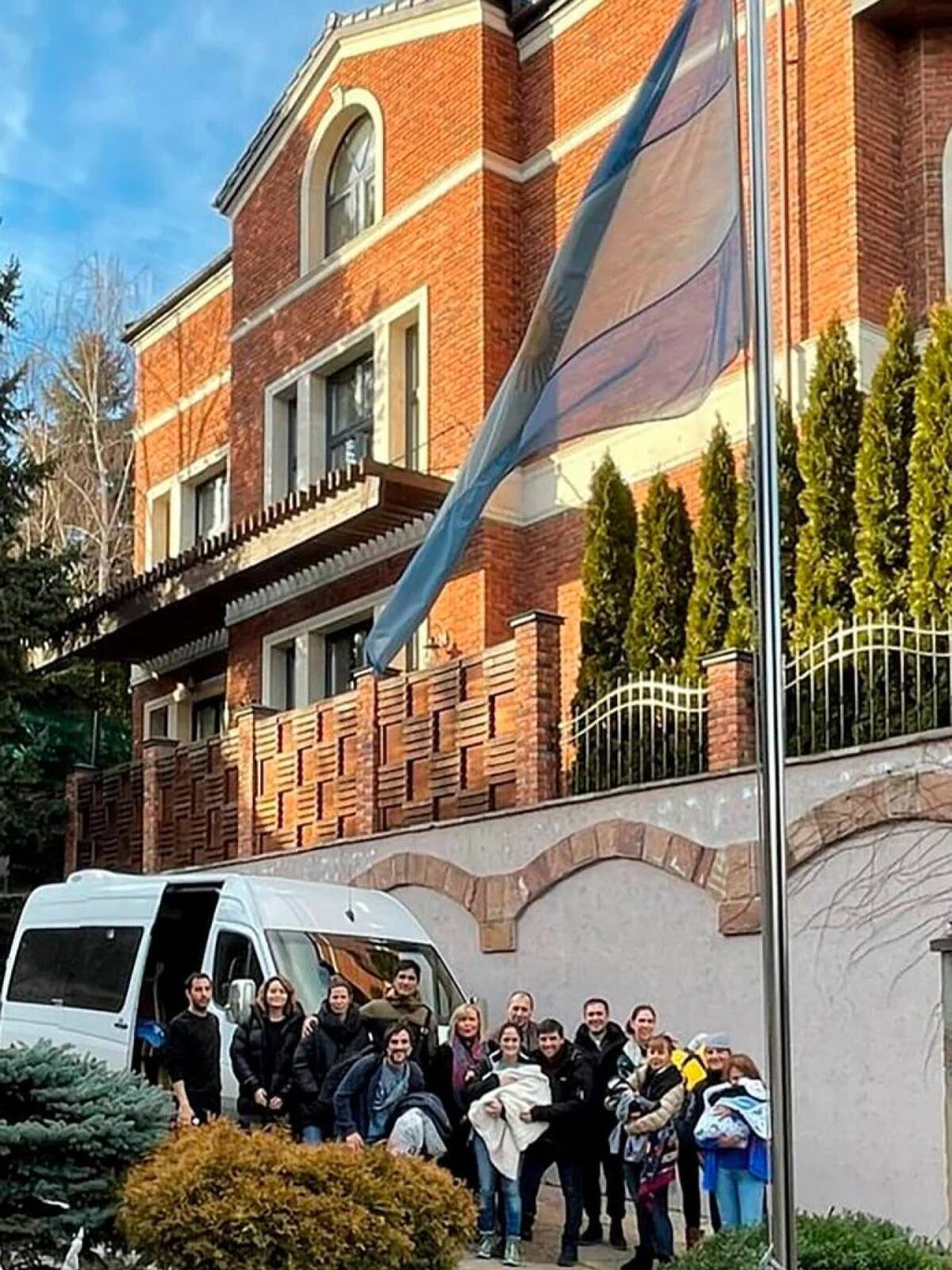 Las cinco familias varadas en Ucrania.