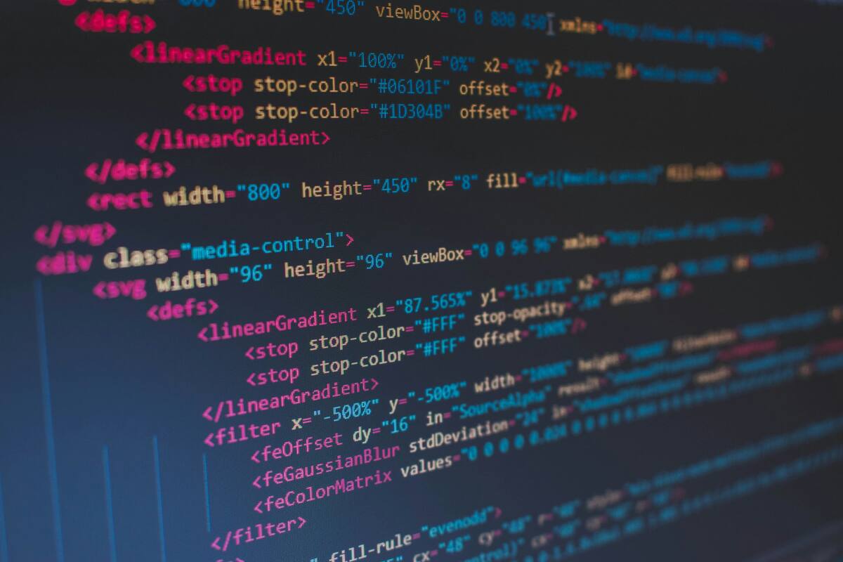 Las computadoras y celulares funcionan con código. Foto: Unsplash