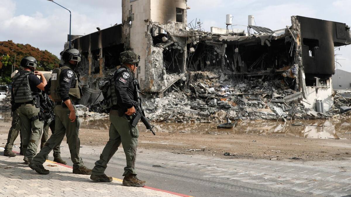 Las fuerzas israelíes patrullan frente a la comisaría de policía destruida que estaba controlada por militantes de Hamas en la ciudad sureña de Sderot, cerca de la frontera con Gaza, Israel, 8 de octubre de 2023.