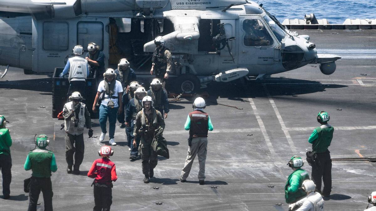 Las fuerzas navales estadounidenses rescatan a la tripulación del barco griego. Foto: Reuters.