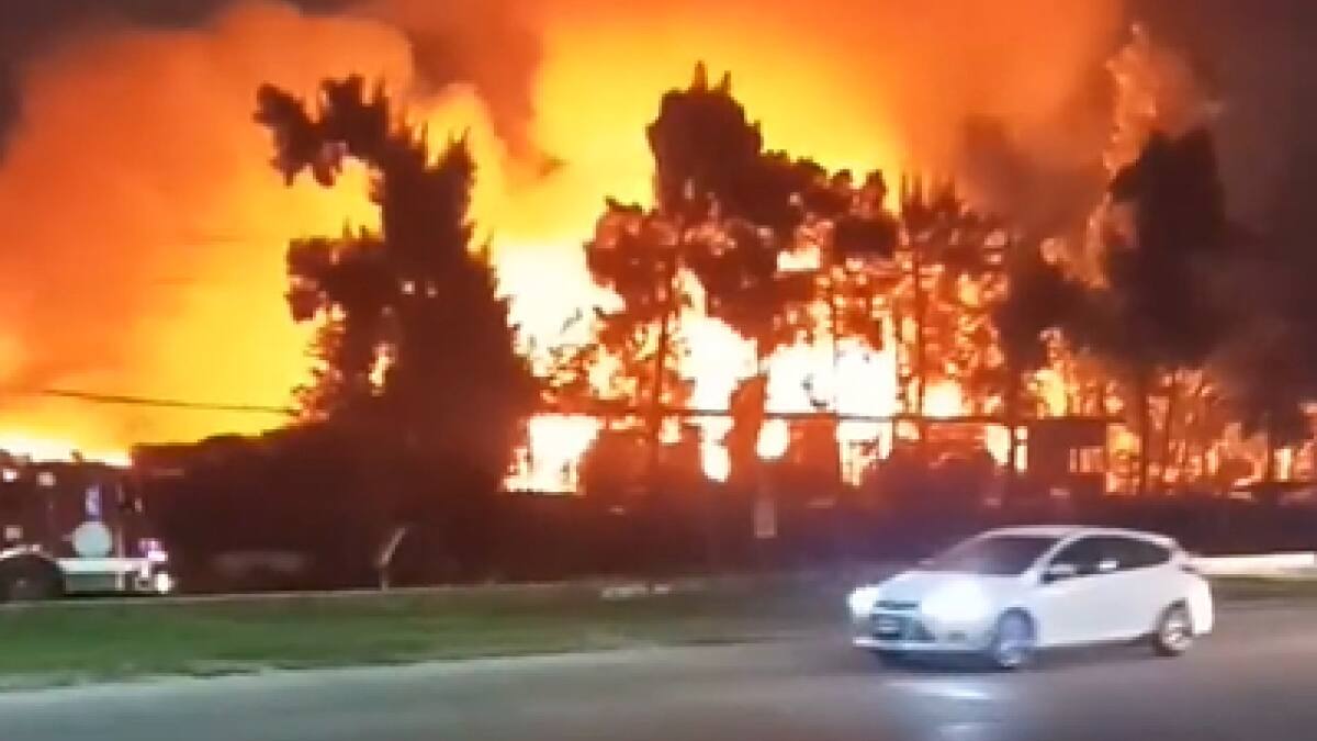 Las llamas alcanzaron varios metros de altura en el incendio en la maderera. Foto: Captura de video.