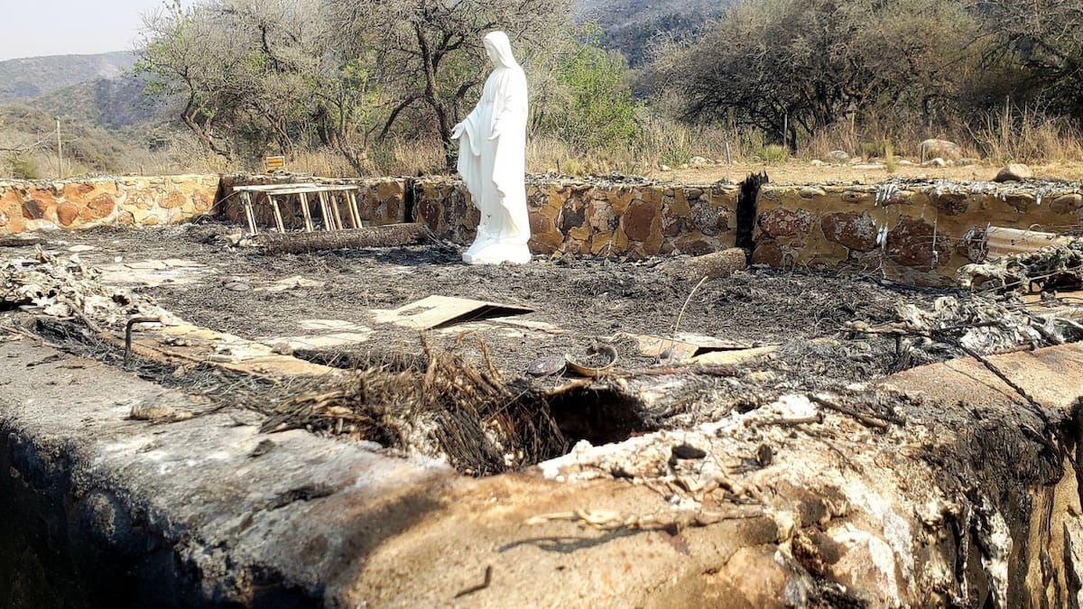 Los incendios en Córdoba dejan una imagen impactante: las llamas consumieron un santuario, pero una Virgen quedó intacta