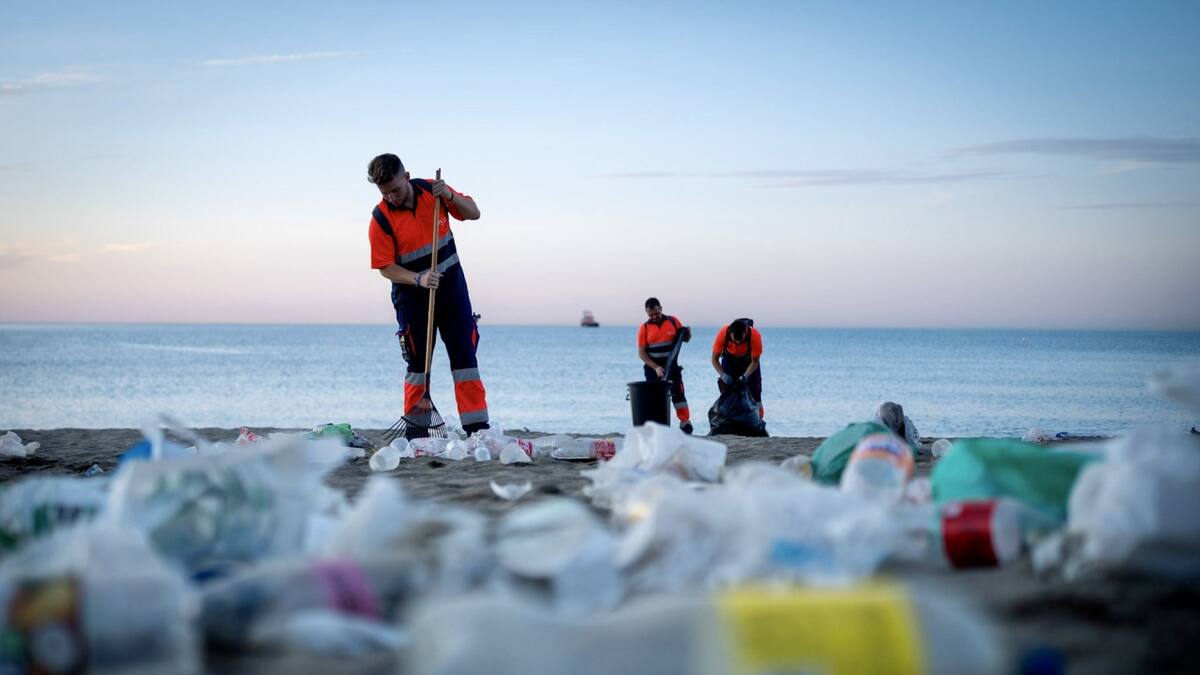 Festejos y desechos en la playa de Málaga: toneladas de basura cubrieron la arena tras la Noche de San Juan