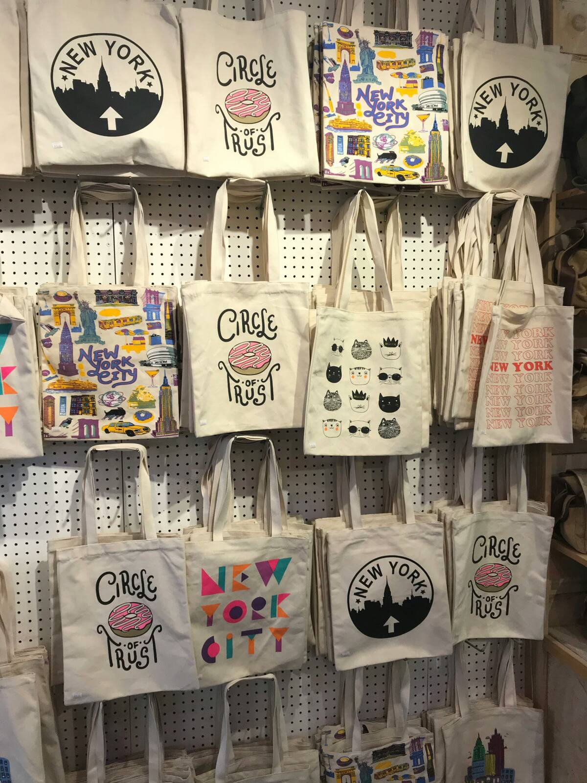 Las tote bags serán tendencia en la temporada de invierno. Foto: Unsplash.