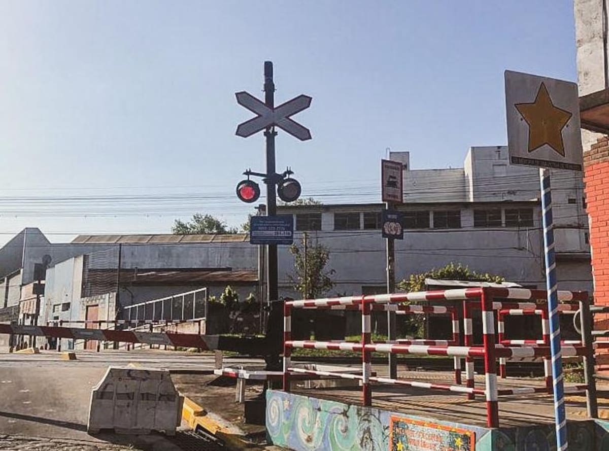 Las vías del tren Sarmiento dividen al colegio de la casa, las ventanas del baño daban a la calle y no se les permitió ir durante toda la mañana