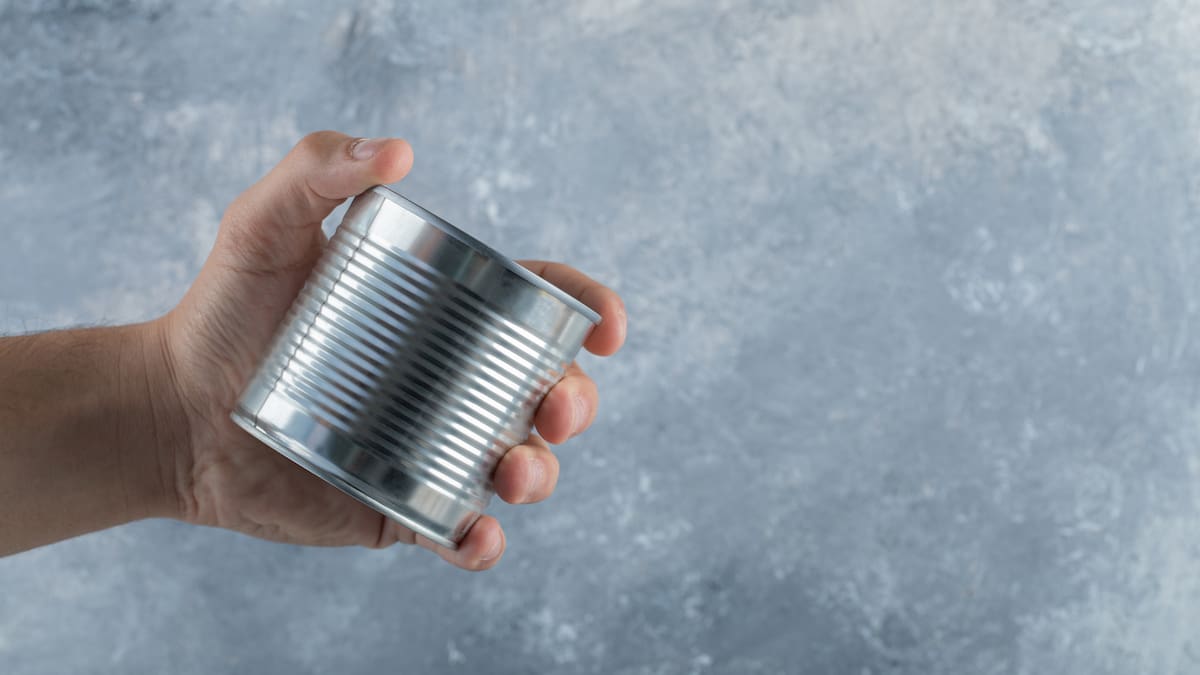 Las latas de durazno pueden convertirse en un portaespiral para ahuyentar mosquitos en verano.