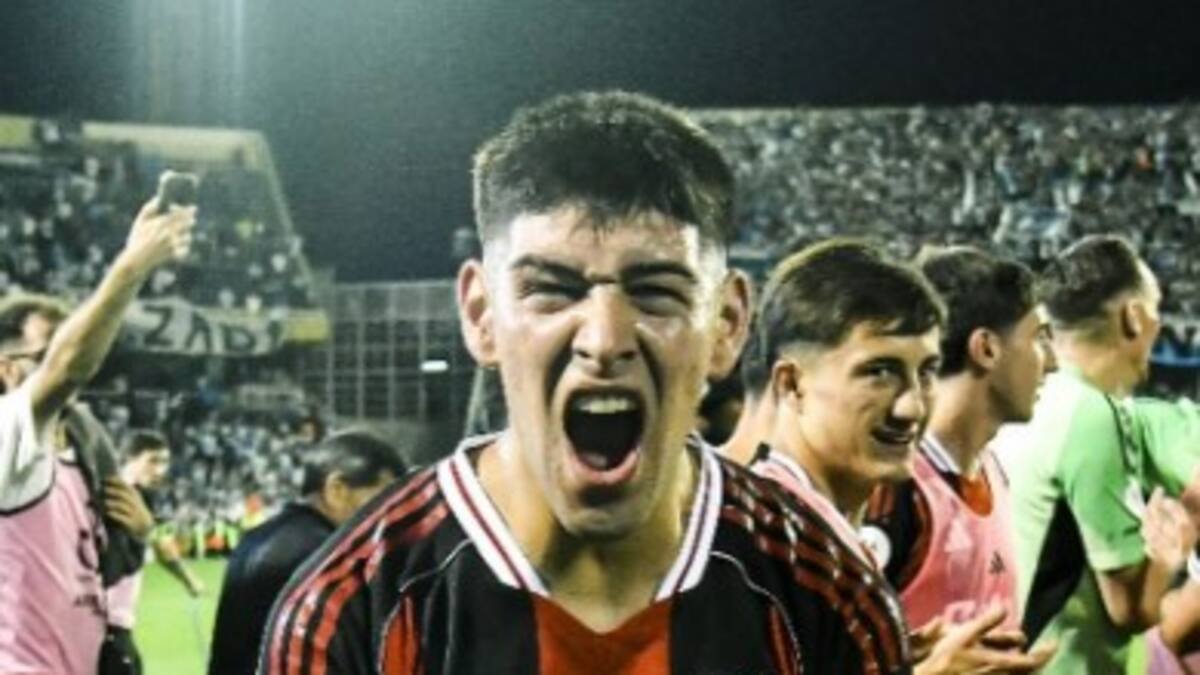 Lautaro Rivero festejando el pase a semifinales de la Copa Argentina.