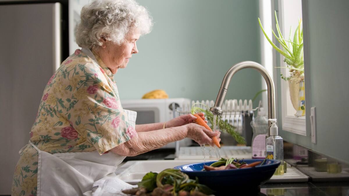 Lavado de frutas y verduras. Foto: Unsplash